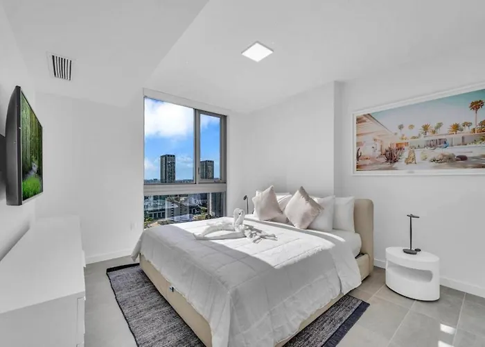 Modern 1 Bed Condo Across From Bayside In Downtown