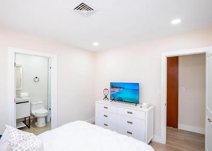 4 Bd 3Ba Heated Pool Close To Beach